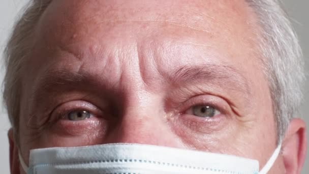 流行病的安全 Covid 19检疫呼吸疾病的预防 忧心忡忡的中年男人头戴医用口罩 眼神忧郁 衣衫褴褛 — 图库视频影像