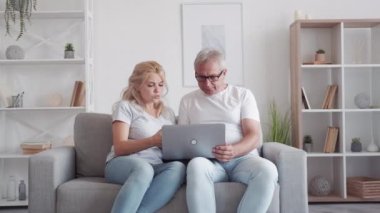 Oyun hatası. Aile hayranları. Hafta sonu tatili. Kızının orta yaşlı olması, hayal kırıklığı yaratan futbol maçını dizüstü bilgisayardan izlemekten sıkılmış..