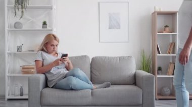 Dijital detoks. Ebeveyn kontrolü. Sosyal medya bağımlılığı. Baba, hayal kırıklığına uğramış, mutsuz, üzgün, akıllı, ev içinde yaşayan bir kızı alıp götürüyor..