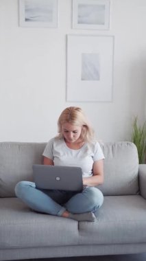 Aile desteği. İnternette başarılı bir araştırma. Uzaktan eğitim. Orta yaşlı baba neşeleniyor. Akıllı kız, modern ev içi dikey dizüstü bilgisayarı kullanarak ders çalışıyor..