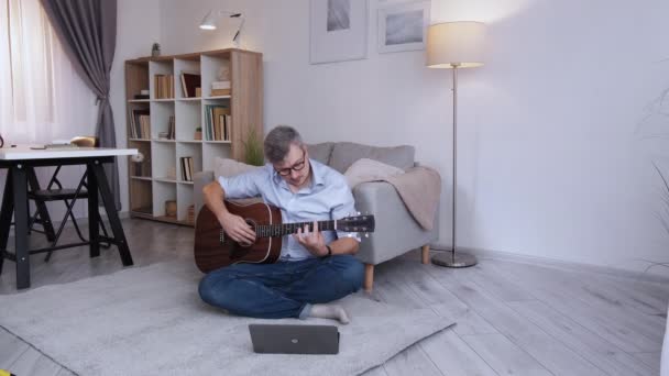 Lekcja Online Muzyk Męski Edukacja Domowa Smart Skoncentrowany Mężczyzna Średnim — Wideo stockowe