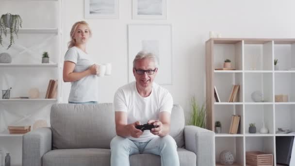 시간이야 집에서의 온수를 대접하는 중년의 아빠에게 현대식 소파에서 비디오 게임을 — 비디오
