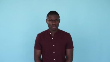 Reddeden adam. Başınızı sallayın. Anlaşmazlık reddedildi. Kes şunu! Bumerang animasyonu. İnkâr duygusuna sahip ciddi bir adam mavi arka planda izole edilmiş GIF döngü hareketi.