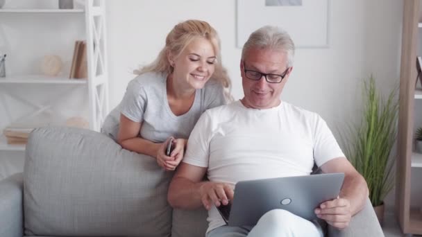Familienspielzeug Online Freizeit Hause Informationstechnologie Amüsiert Lächelnde Vater Tochter Mittleren — Stockvideo