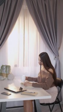 Ev ödevi. Sıradan bir kadın. Edebiyatı seviyor. Güzel, rahat bir bayan, elinde ilginç bir kitapla oturmuş, aydınlık odanın içinde dikey bir şekilde kahve içiyor..