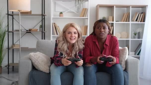 Competencia Videojuegos Diversión Casero Entretenimiento Fin Semana Chica Ganadora Emocionada — Vídeo de stock