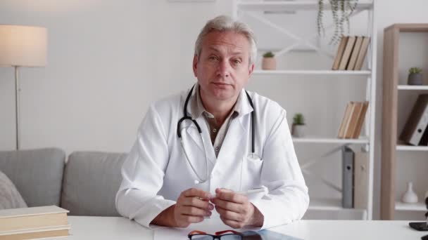 Panggilan Video Dokter Pemeriksaan Online Konsultasi Telemedis Dokter Pria Paruh — Stok Video