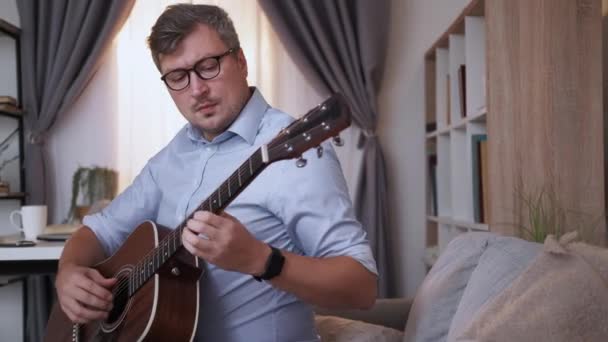 Gitarrenspiel Inspirierter Mann Freizeit Hause Hübscher Kerl Mittleren Alters Sitzt — Stockvideo