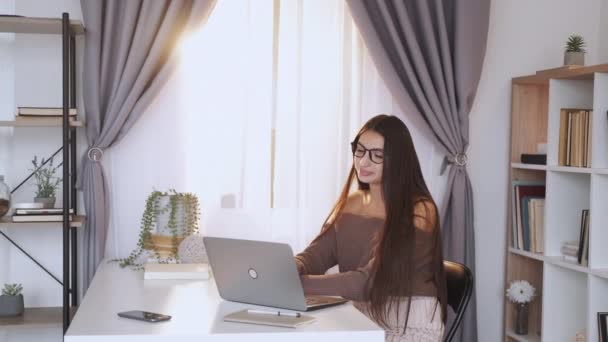 Reunião Virtual Uma Mulher Positiva Conexão Online Muito Feliz Rindo — Vídeo de Stock
