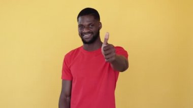 Sevmediğim jestler gibi. Evet, hayır. Bumerang animasyonu. Mükemmel hiç hoş değil. Tatmin olmuş, hayal kırıklığına uğramış Afrikalı bir adam fikrini değiştiriyor. Baş aşağı gif döngüsü turuncu fotokopi alanına izole edilmiş..