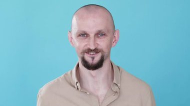 Tatmin olmuş bir adam. Süper jest. Bumerang animasyonu. İyi geri bildirim. Neşeli, neşeli, komik adam başparmağıyla tavsiye ediyor mavi fotokopi arka planında izole edilmiş Gif döngüsü gibi..