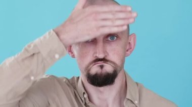 Ruh hali değişken. Bipolar duygu. Bumerang animasyonu. Çift kişilikli. Karşıt karakter. Komik adam üzgün yüzünü değiştiriyor. Mavi üzerinde kayan el gif döngüsü var..