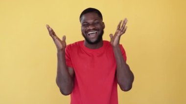 Heyecanlı Afrikalı adam. Zafer kutlaması. Olumlu sürpriz. Bumerang animasyonu. Başarı sevinci. Mutlu, tatmin olmuş, zenci adam elini kaldırıyor, gif döngüsü turuncu boşlukta izole edilmiş..
