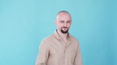 Cesaret verici bir jest. Destekleyici adam. Bumerang animasyonu. Anlaşma onayı işareti. Mavi fotokopi arkaplanında parmak gif döngüsünü gösteren tatmin olmuş bir adam..