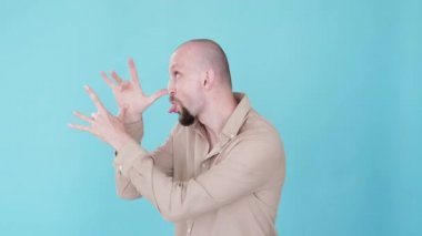 Alay etme hareketi. Surat asmak eğlenceli. Bumerang animasyonu. Alaycı mizah. Çocuksu komedyen maskarasının yan görünüşü. Alaycı, alaycı, diline takılan, mavi boş alanda izole edilmiş gif döngüsü..