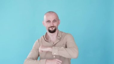 Parti dansı. Pozitif yaşam tarzı. Bumerang animasyonu. Kaygısız boş zaman. Neşeli ve hevesli bir adam el hareketinden zevk alıyor. Gif döngüsü mavi boş bir alanda izole edilmiş..