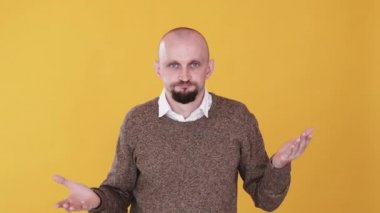 Şüpheli bir adam. Zor bir seçim. Bumerang animasyonu. Zor bir karar. Belirsiz, şaşkın, şüpheci adam, artılar ve eksileri tartıyor. Gif döngüsü turuncu fotokopi arkaplanında izole edilmiş..