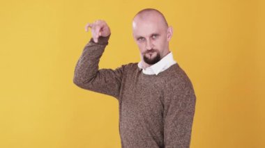Kutlama jesti. Baharatlı yiyecekler. Tekrar et. Yaratıcı aşçılık tarzı. Kendine güveni olan komik adam portakalsız alana görünmez tuz gif döngüsü bumerang serpiştiriyor..