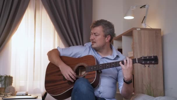 Hudební Inspirace Šťastný Muž Volný Čas Doma Fešák Podporovat Ležérní — Stock video