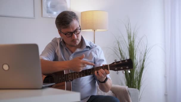 Gitarrenunterricht Männlicher Lehrer Online Konferenz Inspirierter Mann Mittleren Alters Erklärt — Stockvideo