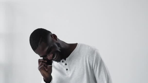 Leuk Telefoongesprek Draadloze Communicatie Gadget Mensen Geamuseerde Vrolijke Zwarte Man — Stockvideo
