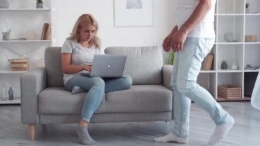 Dijital bozulma. Ebeveyn kontrolü. Gadget bağımlılığı. Aile cezası. Babam şok olmuş, mutsuz kız dizüstü bilgisayarını modern iç mekanlara götürüyor..