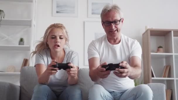 Familienvideospiel Virtueller Wettbewerb Spaß Hause Freizeit Aufgeregter Vater Mittleren Alters — Stockvideo