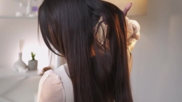 Une Coiffure Soignée Soins Beauté Réparation Nourriture Femme Élégante Méconnaissable — Video
