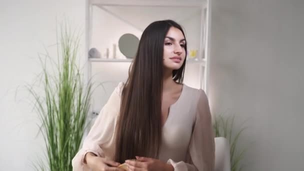 Pengobatan Gaya Rambut Wanita Yang Santai Peduli Kecantikan Malam Cukup — Stok Video