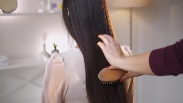Abendliche Routine Weibliche Schönheit Friseurbehandlung Unerkennbare Frau Beim Kämmen Von — Stockvideo