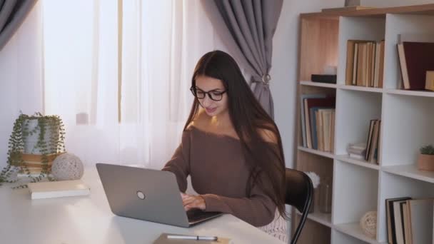 Freiberufler Hübsche Frau Digitales Leben Smart Casual Lady Brille Sitzt — Stockvideo