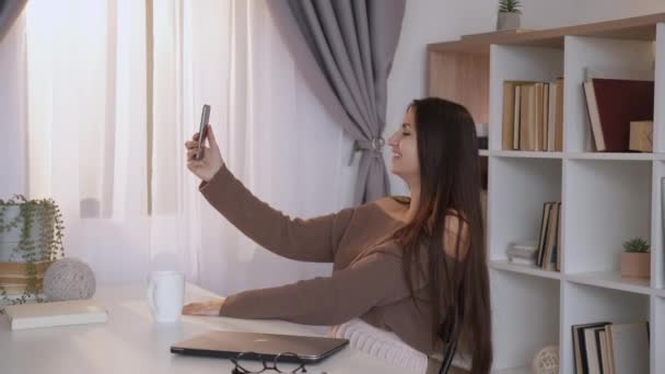 Conexão Virtual Uma Mulher Feliz Tecnologia Móvel Senhora Muito Positiva — Vídeo de Stock