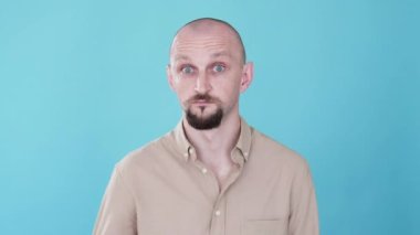 Bir dakika. Yaratıcı bir fikir. Bumerang animasyonu. Akıllıca bir çözüm Mavi boş arkaplanda izole edilmiş iç görü gif döngüsü ile işaret eden ilham verici adam parmak şıklatması.