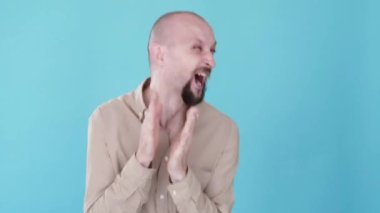 Heyecanlı adam. Zafer kutlaması. Olumlu sürpriz. Bumerang hareketi. Neşeli, neşeli, neşeli adam el çırpıyor. Vay canına, gif döngüsü mavi boşlukta yalıtılmış..