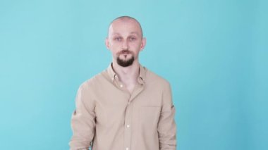 Tamam işareti. Anlaşma onayı. Bumerang animasyonu. Onay teklif et. Tatmin olmuş bir adam, mavi boş arkaplanda izole edilmiş jest gif döngüsüyle evlenme teklifini kabul ediyor..