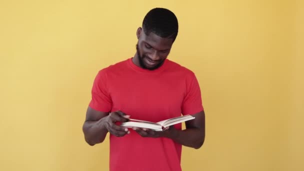 Africano Esperto Livro Leitura Lazer Estudantil Aprender Hobby Divertido Curioso — Vídeo de Stock