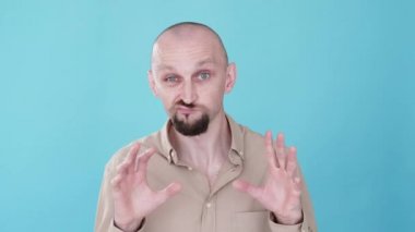 Şöyle böyle bir jest. Şüpheli bir adam. Zor bir seçim. Bumerang animasyonu. Kafası karışmış, kafası karışmış, kararsız, el hareketi gif döngüsü mavi fotokopi alanı arka planında izole edilmiş..