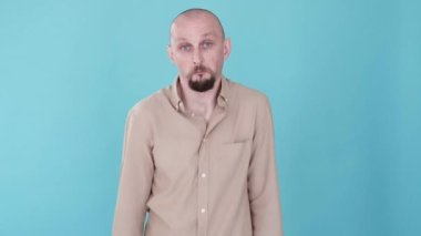 Omuz silkme hareketi. Bilgisiz adam. Bumerang animasyonu. Hiçbir fikrim yok. Dikkatsiz yüzlü, umursamaz, omuzlarını kaldıran, belirsiz bir adam mavi fotokopi arkaplanında izole edilmiş bir döngü..