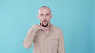 Aman Tanrım, şok. Şaşırmış yüz. Bumerang animasyonu. İnanılmaz bir fırsat. Etkilenmiş komik adam ağzını kapatıyor gif döngüsü mavi boş bir arkaplanda izole ediliyor.