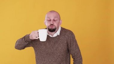 Kötü kahve. Acı bir tat. Bumerang animasyonu. Korkunç bir içecek. Tiksindirici hoşnutsuz komik adam kupadan çay içiyor. Turuncu fotokopi alanına izole edilmiş ekşi gif döngüsü kusuyor..