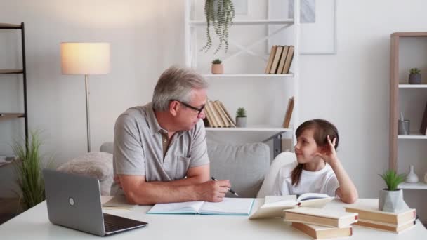 Estudo Familiar Lição Inicial Aula Privada Pai Meia Idade Ajudando — Vídeo de Stock