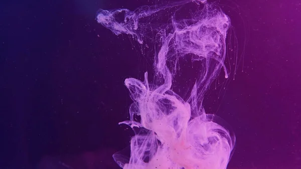 Потік Чорнила Води Флуоресцентний Фон Ароматний Вихор Неоновий Світло Фіолетовий — стокове фото