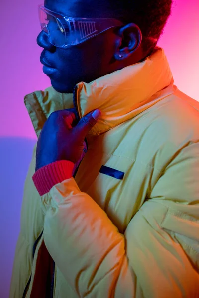 Stadskillen Gatukläder Manligt Mode Levande Neon Snygg Säker Ung Man — Stockfoto