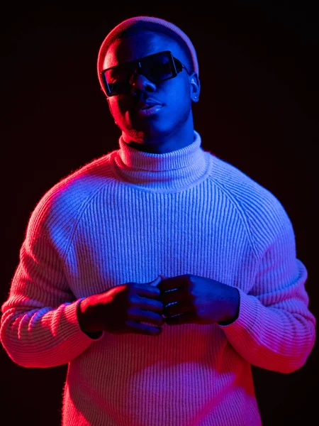 Neon Modell För Mode Snygg Man Cyberpunk Stil Snygg Cool — Stockfoto