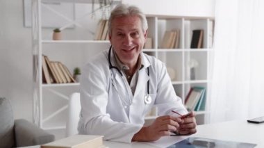 Doktor anlaşmazlığı. Tele sağlık tavsiyesi. Yasak terapi. Doyumsuz erkek doktor uyarısı. Kısıtlama jesti. Hayır, modern iş yerinde değil..