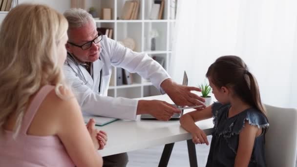 Çocuk Doktoru Muayenesi Çocuk Kontrolü Çocuk Bakımı Anne Küçük Kız — Stok video