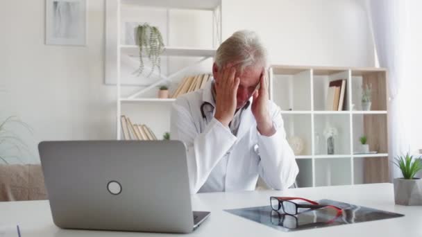 Doktor Stresu Profesionální Únava Napětí Přepracování Unavený Nemocný Lékař Středního — Stock video