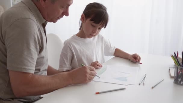 艺术学习 小孩在画草图有创意的孩子嗜好家庭休闲 中年父亲帮助有才华的小女儿在家里用彩笔画画 — 图库视频影像