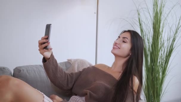 Conexão Online Uma Mulher Feliz Tecnologia Digital Muito Sorrindo Relaxado — Vídeo de Stock