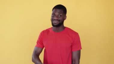 Evet, duygu. Zafer kutlaması. Olumlu tepki. Bumerang animasyonu. Tatmin olmuş heyecanlı Afrikalı adam başparmağıyla destekliyor portakalsız bir yerde izole edilmiş jest gif döngüsü gibi..